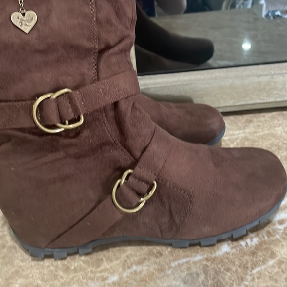 Brown faux suede boots with faux buckles by Shiekh shoes - Picture 6 of 13